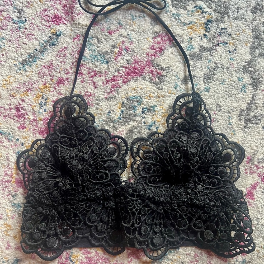 🌺💋🖤NWOT Urban Outfitters Floral Lace Halter Bralette🖤💋🌺
